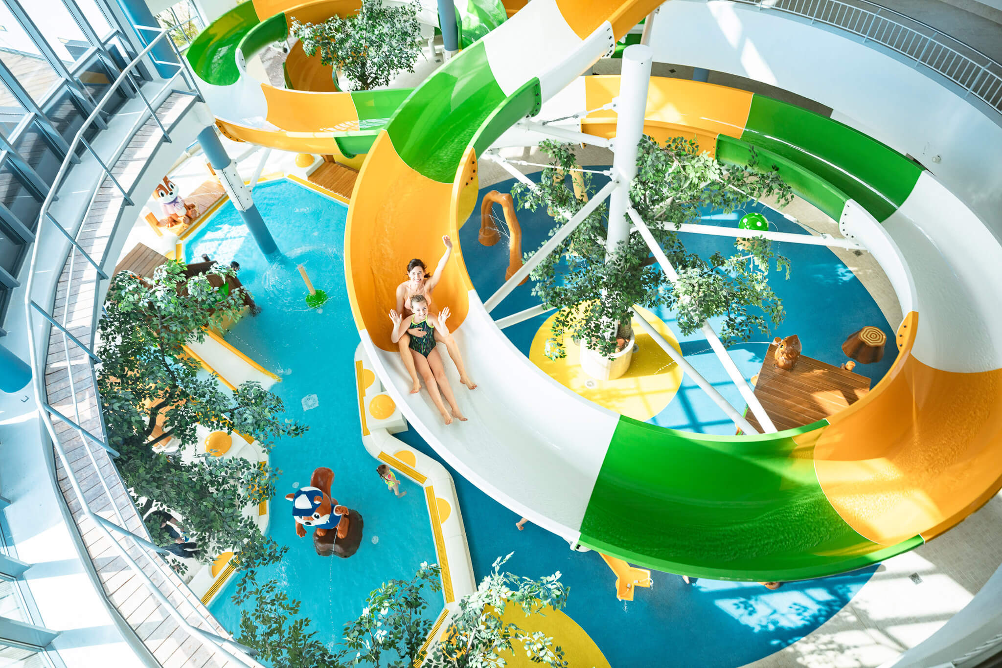 Familie mit Kindern im AQUAFUN Erlebnisbad des BEECH Resort Fleesensee mit großer Wasserrutsche
