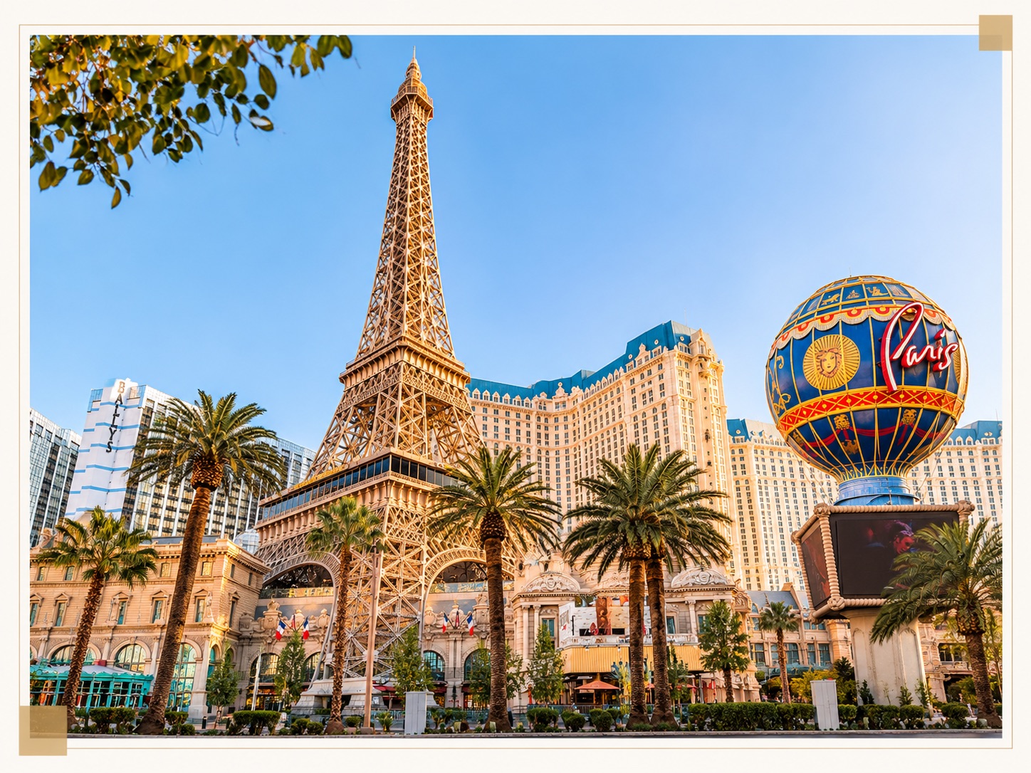 Paris Las Vegas mit Eiffelturm-Nachbau und Hotelanlage am Las Vegas Strip