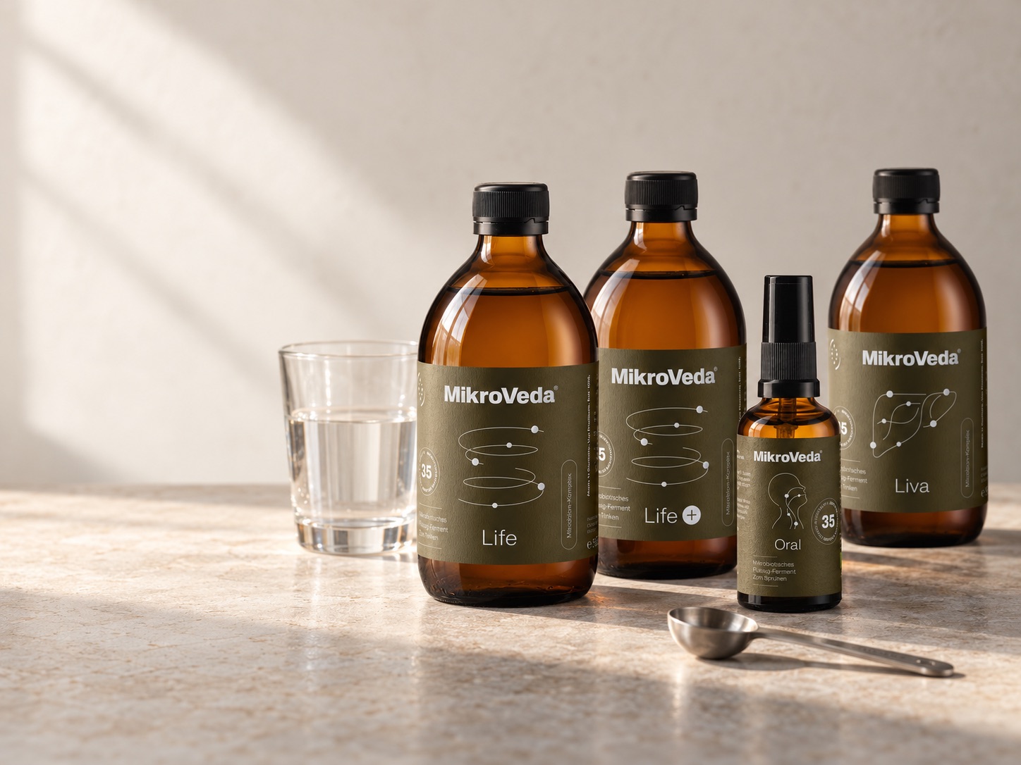 MikroVeda Flüssig-Fermente mit Trinkflaschen und Sprays aus den Produktlinien Life, Oral, Derma, Her und Liva