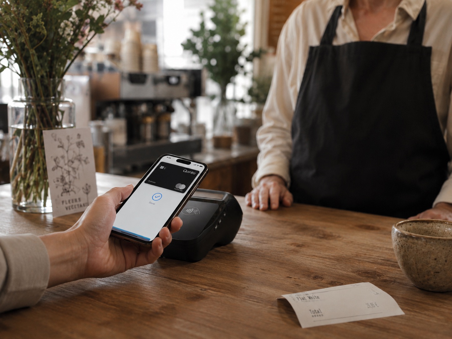 Qonto Firmenkarte, Smartphone mit Tap to Pay und POS-Terminal für kleine Unternehmen