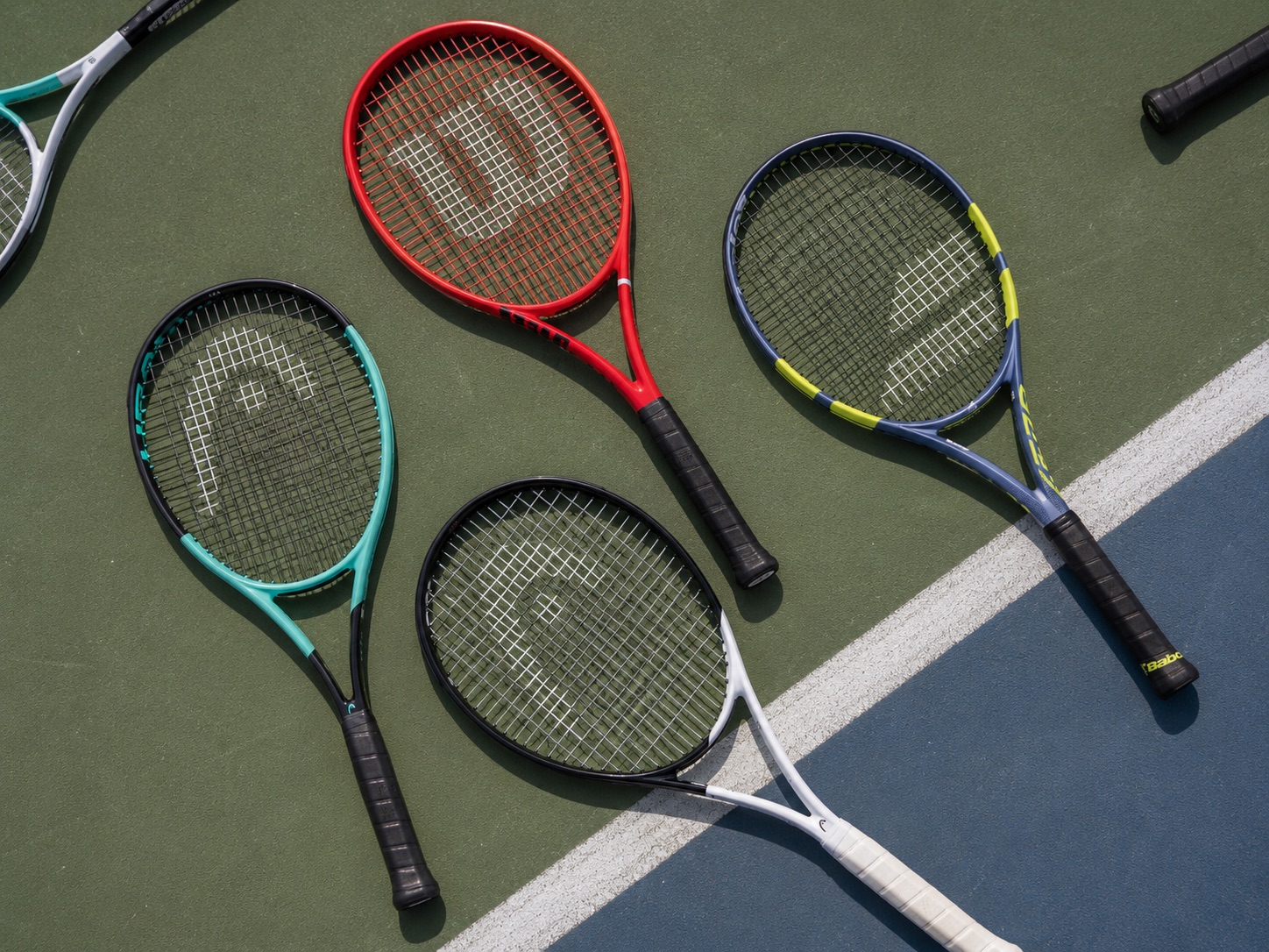 Tennisschläger verschiedener Marken im Tennis-Point Sortiment