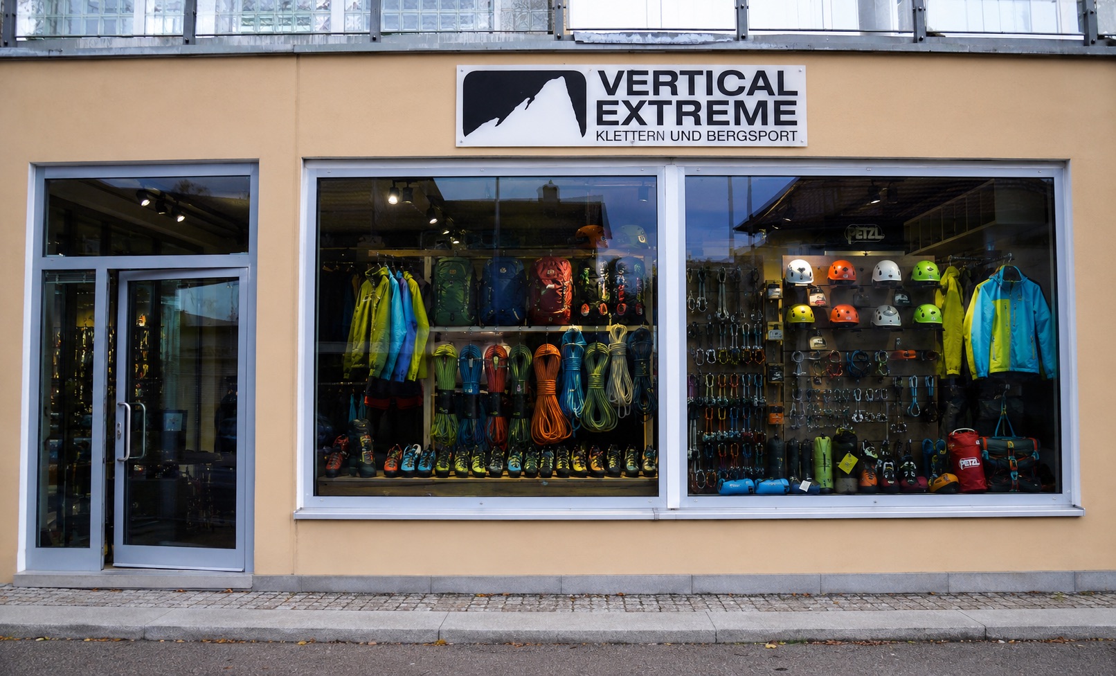 Outdoor- und Kletterausrüstung in einem spezialisierten Ladengeschäft